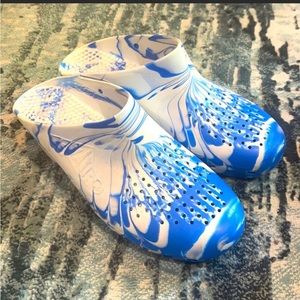 CALZURO BLUE SWIRL TIE DYE CLOGS 8.5